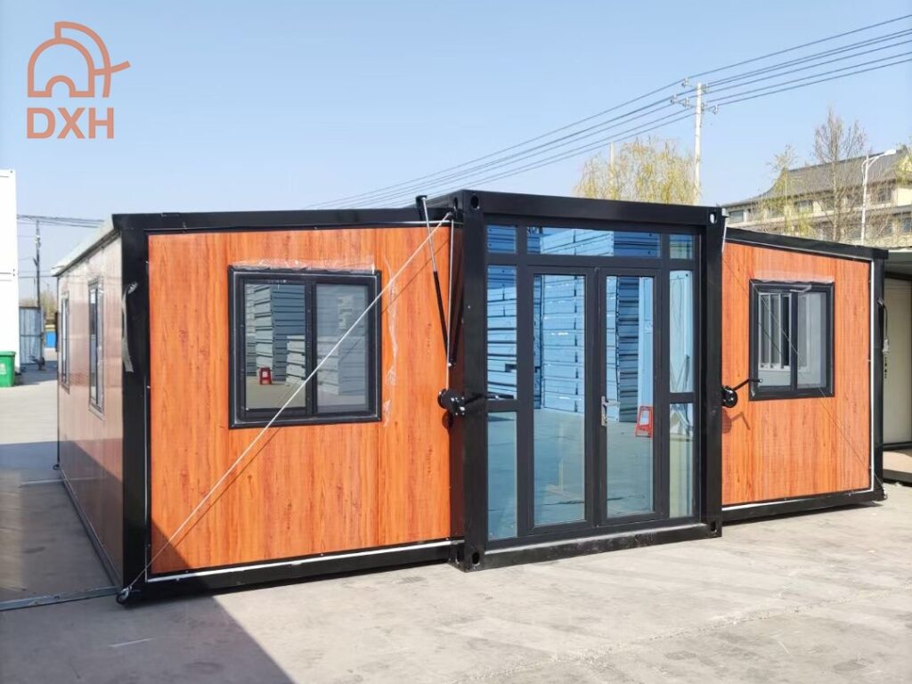 casa expandible contenedor veta madera oscura catalunya (1)