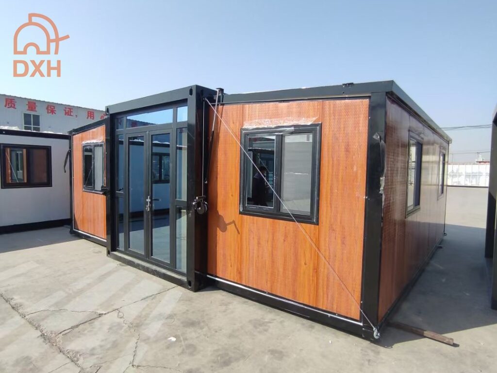 casa expandible contenedor veta madera oscura catalunya (2)