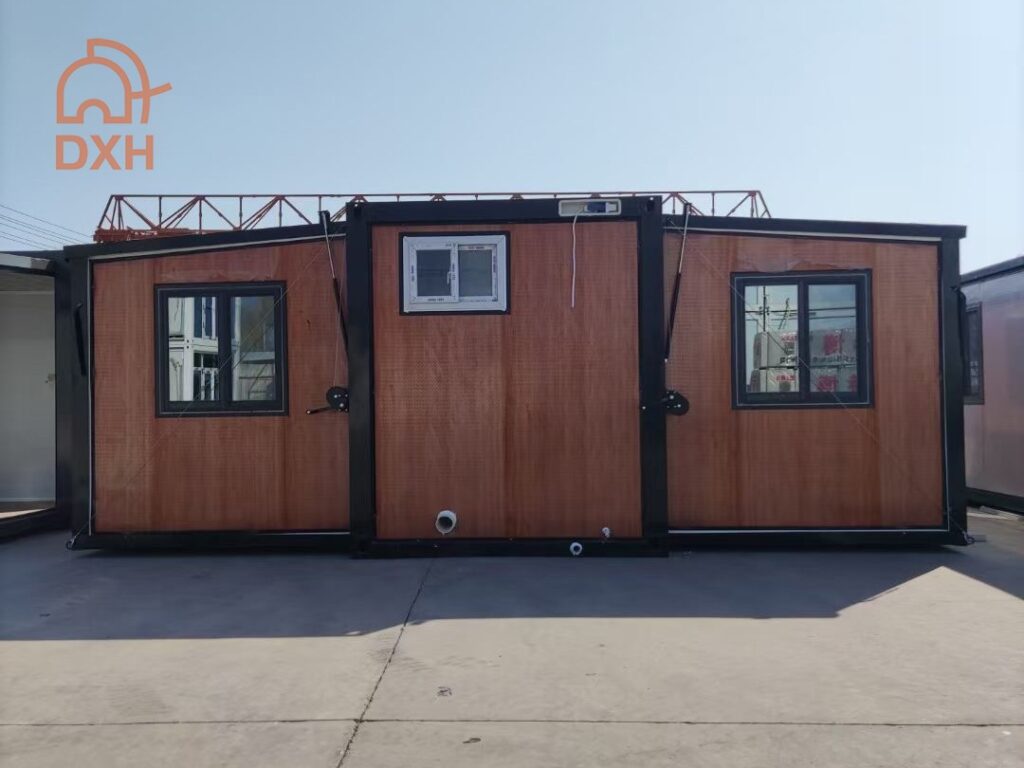 casa expandible contenedor veta madera oscura catalunya (3)