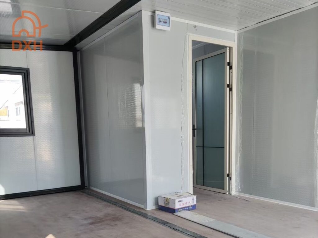 casa expandible contenedor veta madera oscura catalunya (5)