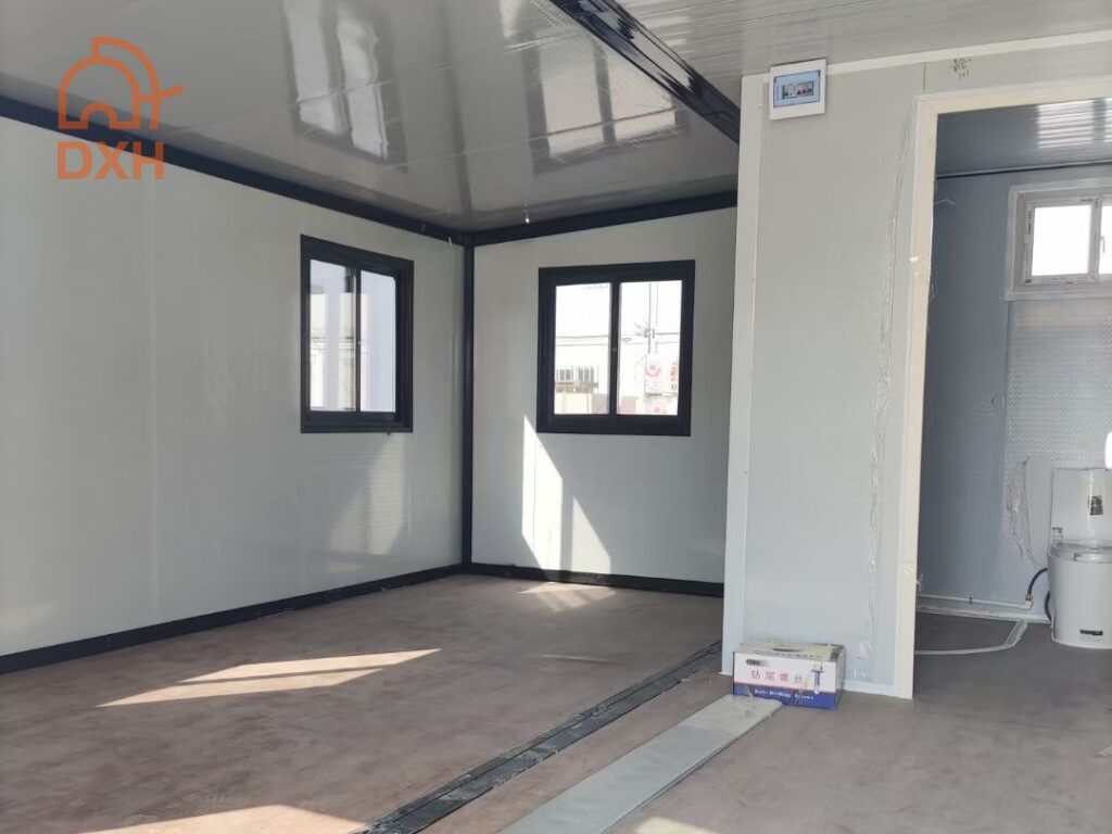 casa expandible contenedor veta madera oscura catalunya (6)