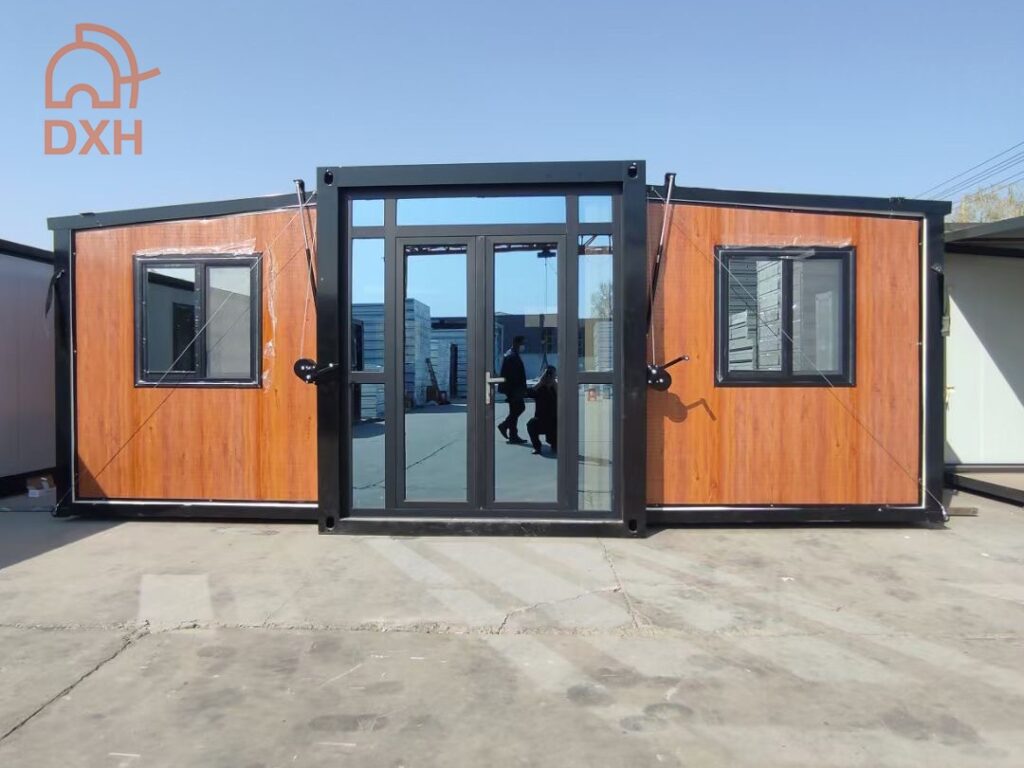 casa expandible contenedor veta madera oscura catalunya (7)